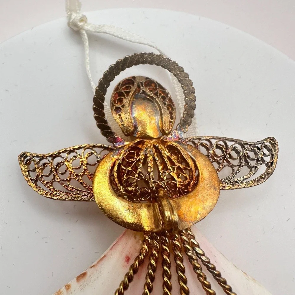 Vintage 80s‎ Gold Tone Filigree Scallop Shell Ornament bent Wire Accents Jewelry